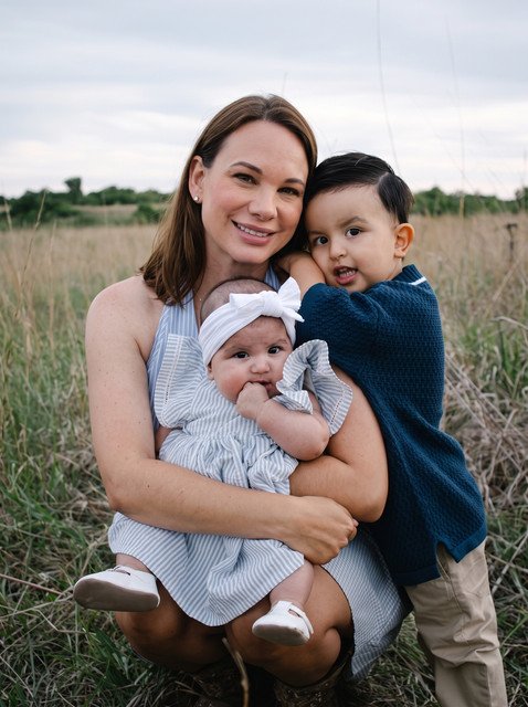 Mariana com o filho no colo